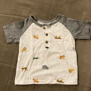 Carter’s 18M short sleeve tee with 3 buttons up the chest. Safari design. EUC